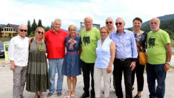 Vidra vas Z mašo, ki jo je daroval dekan Ivan Olip so odprli letošnji Kmečki praznik, na katerega sta vabili Skupnost južnokoroških kmetic in kmetov (SJK) ter Kmečka izobraževalna skupnost […]
