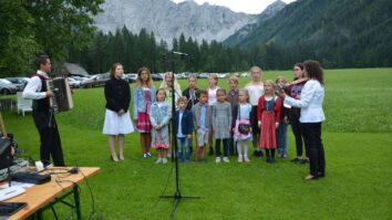 Poden Nad deset let že na prvo nedeljo v velikih počitnicah, letos je to bil 7. julij, Slovenski prosvetni društvi »Vrtača« v Slovenjem Plajberku in »Borovlje« vabita na petje pod […]