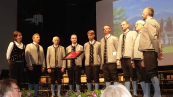 Škocjan Od prvih več kot 10  pevcev seveda nobenega ni več pri zboru, bilo pa jih je še kar nekaj na obletnici. Slike na ekranu so kazale zgodovino delovanja in […]