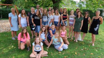 Monošter Že skoraj pol stoletja je mednarodna likovna kolonija mladih del letnega otroškega programa Slovenske prosvetne zveze. Letos je bila med 25. in 30. avgustom v Monoštru v madžarskem Porabju. […]