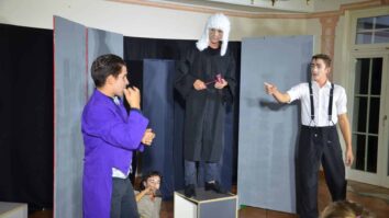 Brnca Denar ni samo sveta, temveč tudi igre vladar. Tako se zdi tudi v Burki o jezičnem dohtarju. Ampak na koncu vseeno zmaga tisti, ki je najbolj prebrisan. Najbolj brihten. […]