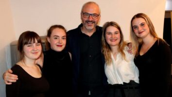 »29. 9. je ob devetnajsti uri skupina mladincev in mladink pogrenila številnim vaščanom in vaščankam večer. Obiskovalci  prirediteve so zapustili prostor duševno zmedeni in ogorčeni zaradi propa-pa-pa-da-da-da mladine! … A […]