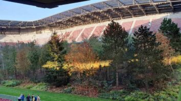 Kar se je pred 50 leti kot risba začelo, se je po petdesetih dneh kot umetniška inštalacija FOR FOREST na celovškem stadionu ta teden končalo. Dvestotisoč ljudi od blizu in […]