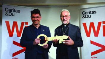 Celovec Dan po posvetitvi v krškega škofa je Jože Marketz ta ponedeljek pred javnost stopil s svojim naslednikom na mestu direktorja koroške Caritas Ernstom Sandriesserjem. Službo na čelu cerkvene dobrodelne […]