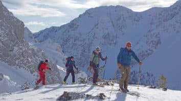 Minuli ponedeljek so na avstrijskem televizijskem kanalu ServusTV predvajali oddajo  »Die Karawanken – Eine Überschreitung in Eis und Schnee« s štirimi koroškimi turnimi smučarji in alpinisti, med njimi Selan Andrej […]