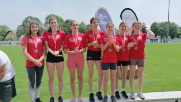Dekleta Slovenske gimnazije so se uspešno udeležila deželnega prvenstva višje stopnje v lahki atletiki in dosegle odlično drugo mesto. Pred njimi se je uvrstila le športna gimnazija Lerchenfeld. Dijakinje sta […]