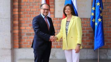 Prvi gost iz tujine pri novi slovenski zunanji ministrici Tanji Fajon je bil njen avstrijski kolega Alexander Schallenberg. Zgovorno je, da je bil prvi gost nove slovenske ministrice za zunanje […]