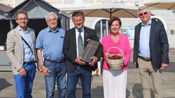 Po dveh letih neprostovoljnega oddiha sta Alpsko-jadranski center za čezmejno sodelovanje in mestna občina Celovec na Novem trgu znova lahko pozdravila prijatelje iz občine Brda, ki so se spet zglasili […]