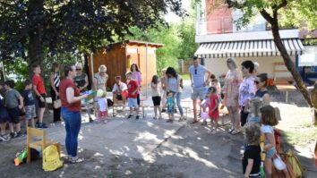 Otroke in njihove starše je na vrtu vrtca Sonce pozdravila Dragana Laketić, vodja programa Slovenske študijske knjižnice v Celovcu. Dragani se je pridružila lutka Dadi, zatem pa je pristala še […]