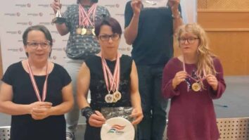 Romana Zablatnik je prinesla z državnega prvenstva na Gradiščanskem domov zlato kolajno, tri srebrne kolajne in eno bronasto kolajno. S sestro Marino ter moštvenimi kolegicami so z novim avstrijskim rekordom […]