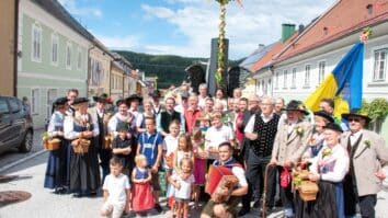 Staro, mlado in vse vmes v lepem gvantu avgusta, 14 dni pred pričetkom jormaka na Glavnem trgu pričakuje povorko, ki bo vsak hip izza vogala občine mimo apoteke prikorakala na […]