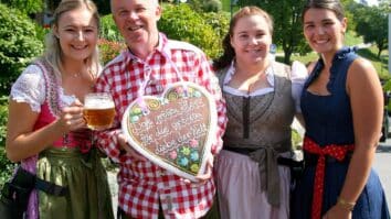 Andrea Wernig, dolgoletna sodelavka celovške univerze, organizacijski vodja Poletne šole v Bovcu, diplomirana italijanistka in rusistka ter andragoginja se odpravlja v pokoj. Prosili smo jo, da nam razkrije svoj pogled […]