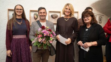 Pod geslom »Notranja nit« so v velikovški Turmgalerie v četrtek, 10. novembra, odprli prvo samostojno razstavo del Meline Kumer­Reichmann Razstava prikazuje njeno razmišljanje o življenju in o tem, kar umetnico […]