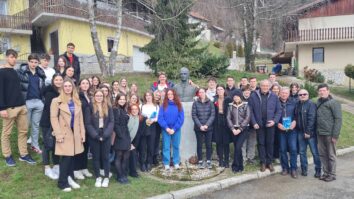 9. marca 2023 so se osmošolke in osmošolci Slovenske gimnazije v spremstvu profesorjev Nika Ottowitza in Vanje Kocet že šestindvajsetič udeležili naravoslovne ekskurzije v Slovenijo.  Prva postaja je tradicionalno na […]