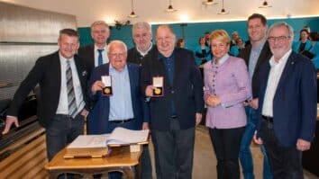 Mesto Celovec je članoma konsenzne skupine Josefu Feldnerju in Marjanu Sturmu za »številne zasluge za ugled mesta« podelilo zlato medaljo mesta Celovec. Slovesna podelitev medalj je v petek, 18. marca, […]