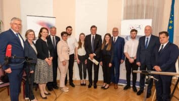 Skupnost koroških Slovencev in Slovenk je v ponedeljek, 15. maja, podelila 16. Kugyjevo nagrado bivšemu predsedniku Republike Slovenije Borutu Pahorju »za zasluge pri krepitvi skupnega slovenskega kulturnega prostora v združeni […]