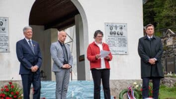 Približno trideset ljudi je v ponedeljek, 15. maja, na ploščadi pred staro farno cerkvijo v Selah čakalo na prihod bivšega slovenskega predsednika Boruta Pahorja in koroškega deželnega glavarja Petra Kaiserja. […]