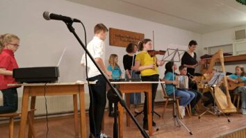 Že na novoletnem koncertu SPD Valentin Polanšek na Obirskem je učiteljica glasbene šole Milena Paulič namignila, da bomo na letošnji proslavi za materinski dan doživeli presenečenje. Uspelo ji je! Predstavila […]