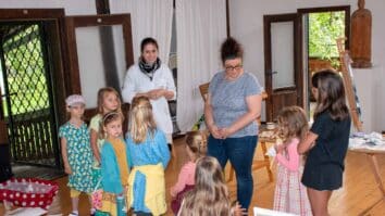 Pred galerijo Gorše se je v nedeljo, 16. julija popoldne odprl že 41. slikarski teden v Svečah. Na tradicionalni predstavitvi sodelujočih umetnic in umetnikov je letos prvič zapel Ženski zbor […]