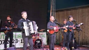 V soboto, 8. julija, so v Šentjanžu priredili tradicionalni tamburaški festival, že 21. po vrsti. Tokratno izvedbo si bomo bolj kot po tamburanju zapomnili po petju.