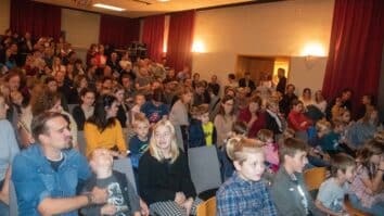 S premiero lutkovne predstave Jajce se je v nedeljo, 22. oktobra, v Šmihelu zaključil mednarodni lutkovni festival Cikl Cakl. Na odru farnega doma jo je vešče in prepričljivo uprizorila domača […]