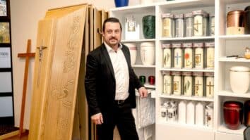 Adrijan Mandl od leta 2020 dela pri pliberški občini. Organizacijsko dela tudi za pogrebni zavod občine, ki oskrbuje področje od Suhe do Globasnice. Povedal nam je več o delu, stiku [&hellip;]