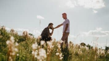 Katoliška cerkev po odločitvi papeža Franščiška v bodoče homoseksualnim parom ne bo več odrekala blagoslova, poroča Vatikan News. Kljub temu pa istospolni odnosi za Katoliško cerkev ostajajo greh, kakor tudi […]