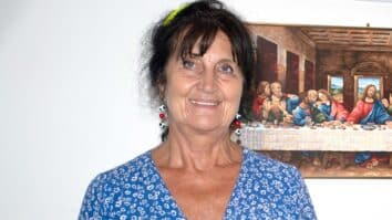Na Obirskem se je spuščal mrak in skozi priprta okna se je slišalo ubrano petje Deklet Smrtnik, ko sem obiskala Zaliko Smrtnik, da mi pove, kako doživlja aktualni položaj slovenščine […]