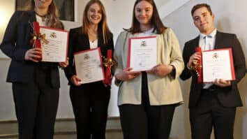 Krška škofija je v četrtek, 26. septembra  z nagrado »Dr. Olaf Colerus-Geldern Preis 2024« odlikovala tri maturantke in enega maturanta za njihova predznanstvena dela. Prvo nagrado v vrednosti 500 evrov je prejela Catharina Rosa […]