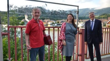 Pred nedavnim so v Labotu odstranili dvojezično inštalacijo Tanje Prušnik, ne da bi umetnico o tem obvestili. Od leta 2020 do letošnjega poletja je most čez Dravo v Labotu krasila […]