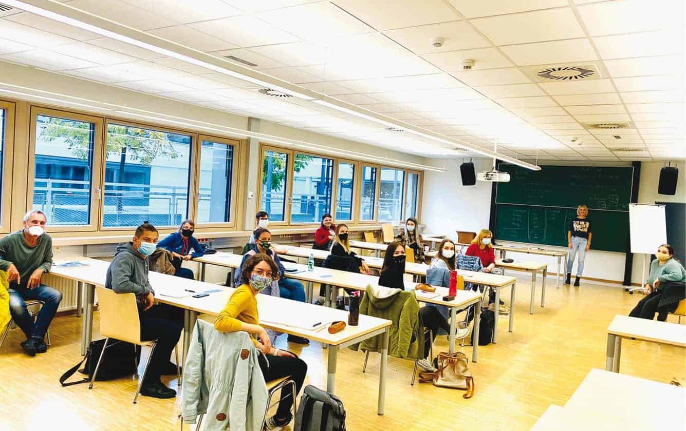 Prvega oktobra se je na avstrijskih univerzah začel nov semester – sicer z nekaterimi spremembami za omejitev okužb z nam zdaj že dobro znanim virusom SARS-CoV-2, vendar – vsaj zaenkrat […]