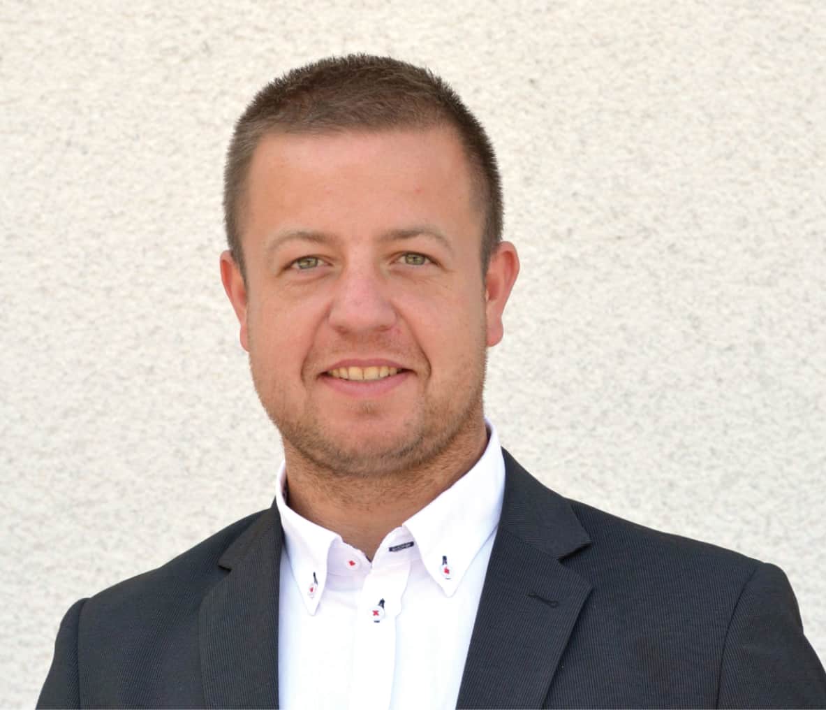 36-letni Primož Kokovica, doma iz Litije na Dolenjskem, se je leta 2019 preselil k Oberu v Podkraj pri Libučah, kjer živi z zaročenko Julio Grilc in hčerko Anamarijo. Navdušen pevec, […]