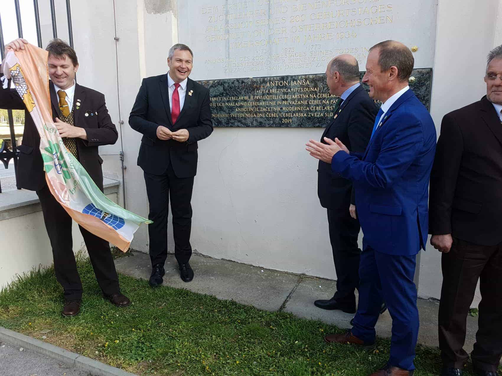 Dunaj V dunajskem parku Augarten so ta teden odkrili spominsko ploščo znamenitemu slovenskemu čebelarju Antonu Janši (1734-1773) še v slovenščini. Pod bakrenim reliefom, ki prikazuje Janšo med poučevanjem o čebelah, […]