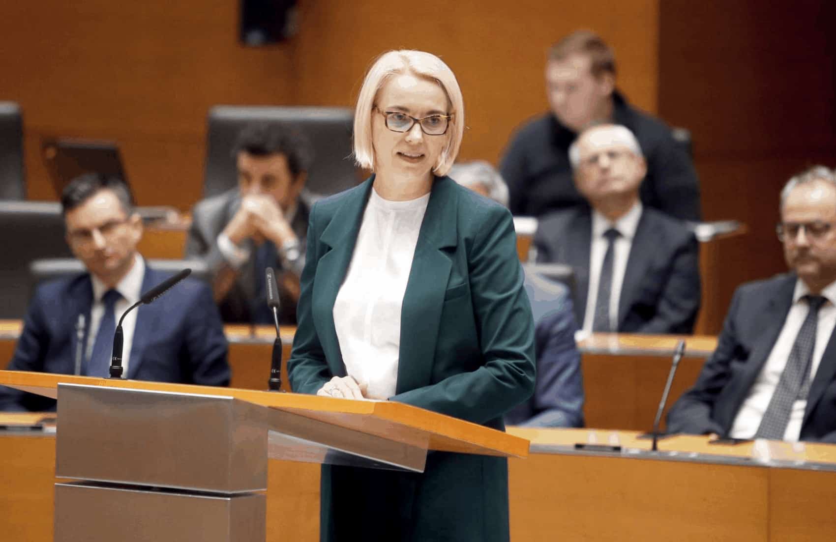Poslanci DZ RS so s 44 glasovi za in 43 proti imenovali Angeliko Mlinar za novo ministrico Republike Slovenije brez resorja, pristojno za razvoj, strateške projekte in kohezijo. Navzočih je […]