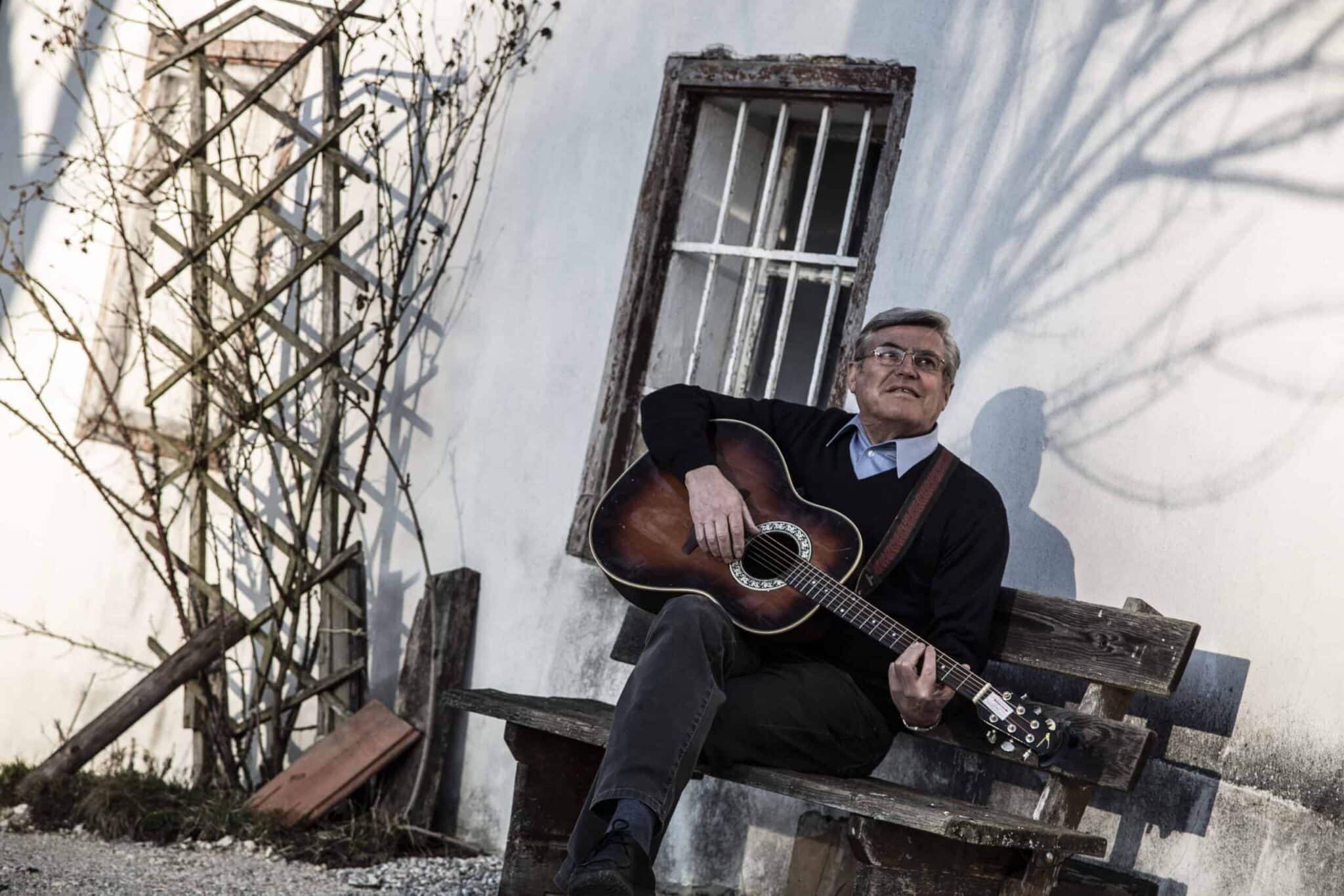 Strpna vas  Na njegovi dvojni zgoščenki s 34 pesmimi sicer piše »Bertl Lipusch 60 let muzikant« (izšla lani novembra), v resnici pa se je začel že ukvarjati z glasbo, ko […]