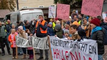 Kakšnih 200 ljudi je v soboto dopoldne pred celovškim rotovžem od župana Christiana Scheiderja in odgovornih glasno zahtevalo novo pokrito kopališče v glavnem mestu dežele. Tri leta minevajo, odkar se […]