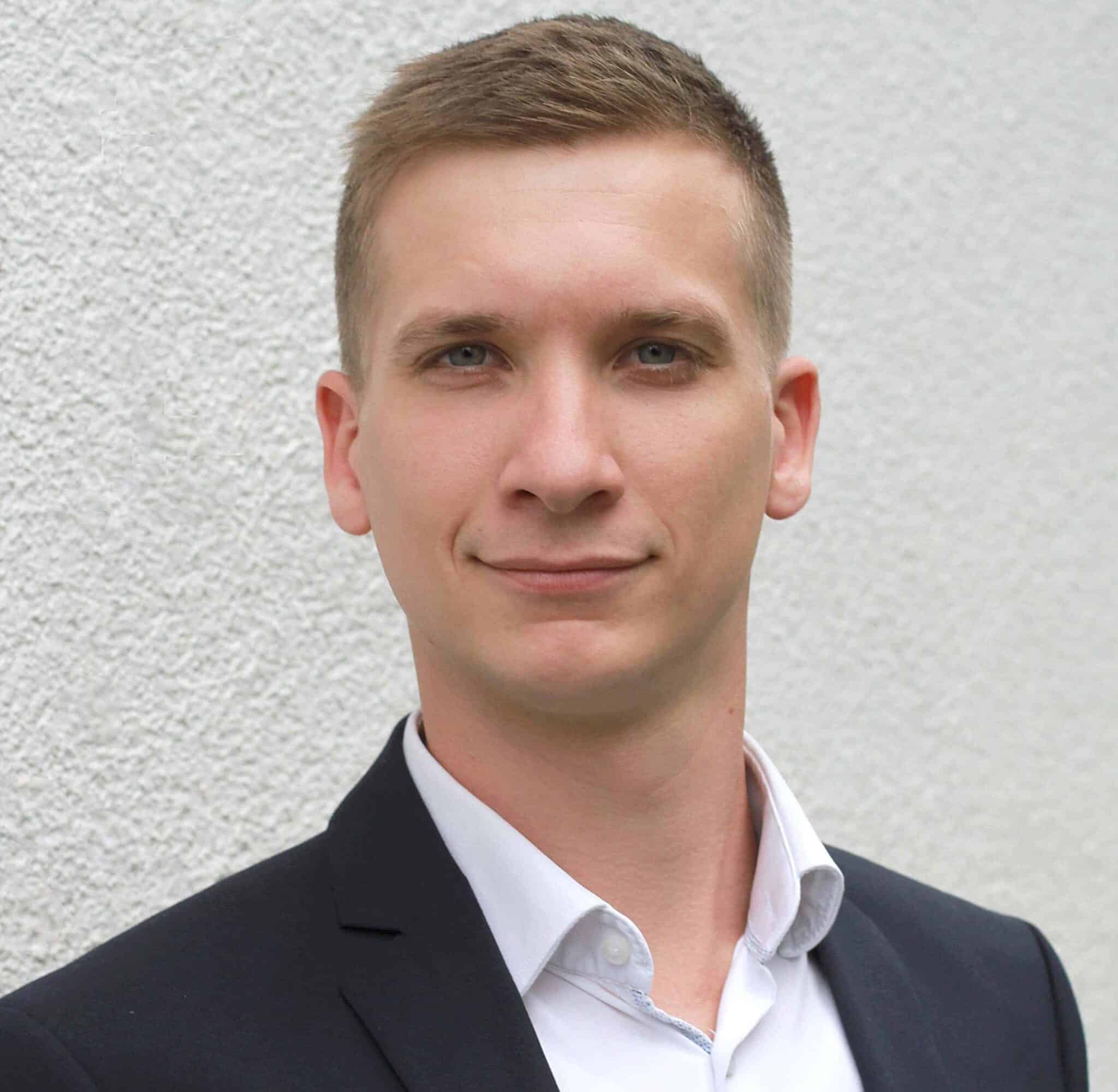 Komentar Dominika Uraka, atašeja avstrijskega veleposlaništva v Islamabadu, Pakistan. Nekaj ur po ruskem priznanju dveh separatističnih regij Luganska in Donecka na vzhodu Ukrajine je ruska vojska prekoračila meje suverene države […]
