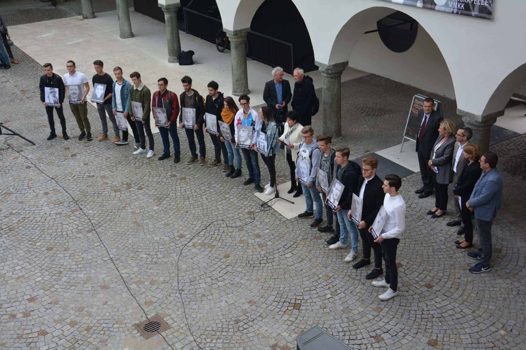 Celovec V petek, 26. aprila, popoldne. Dvorišče celovškega gradu, za časa nacizma sedež gestapa. Spominska proslava Memoriala Kärnten Koroška za žrtve nacističnega nasilja in krivosodja. Pred okroglo črno ploščo, ki […]