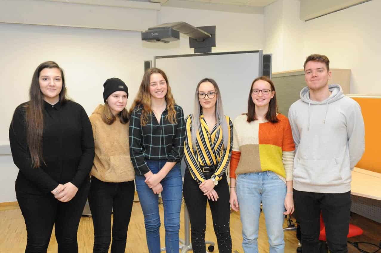 Celovec Na tradicionalnem govorniškem natečaju NSKS in KKZ ob podelitvi Tischlerjeve nagrade je žirija izmed šestih nastopajočih izbrala zmagovalke in na prvo mesto uvrstila Jano Haab, dijakinjo 6.a-razreda Slovenske gimnazije […]