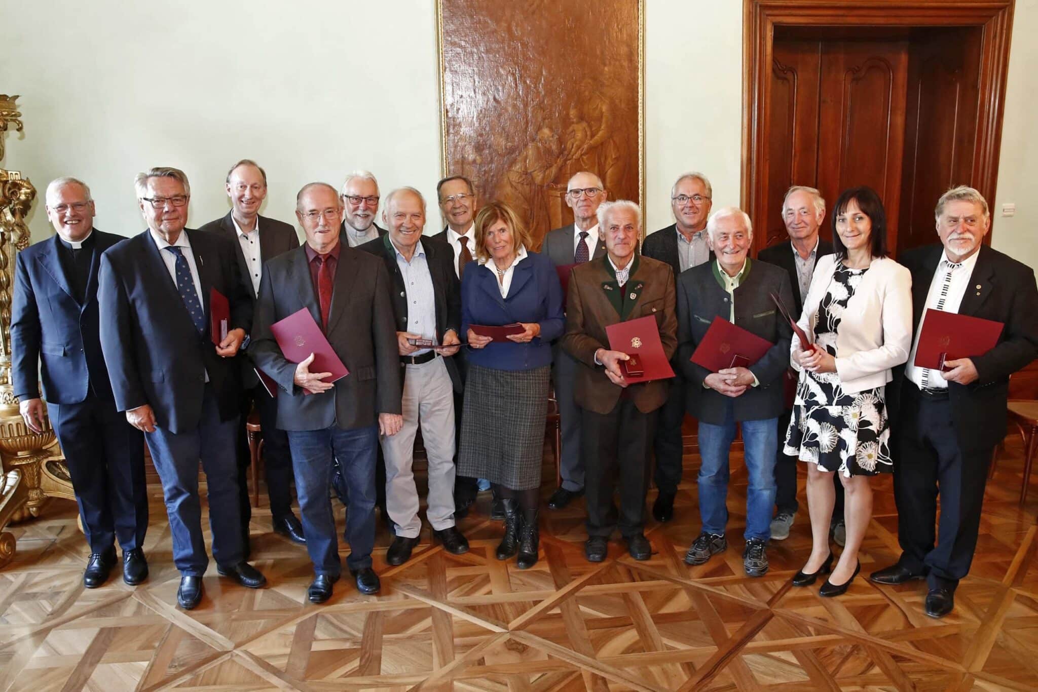 Kot znak spoštovanja za njihovo častno in zavzeto delo v Krški škofiji je škof Jože Marketz pred nedavnim v škofiski hiši odlikoval dve ženski in enajst moških. Zlato Modestovo medaljo […]