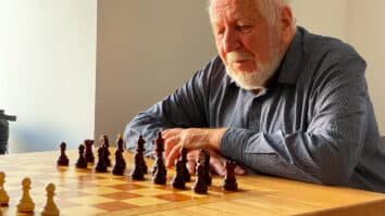 Šahovska zveza Slovenije je pred dvema letoma Silvu Kovaču ob njegovem 80. rojstnem dnevu podelila naslov »Zaslužni mojster«. Kot mentor, inštruktor, publicist ter organizator turnirjev in mednarodnih srečanj je za […]