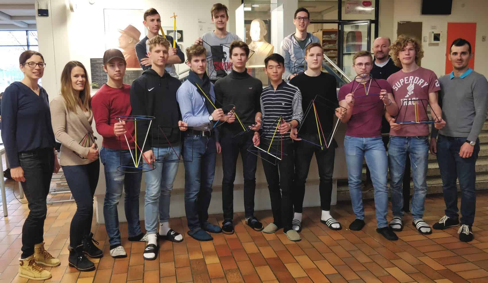 Mednarodno matematično timsko tekmovanje Bolyai 2019 16. januarja 2019 so se mednarodnega tekmovanja Bolyai, ki je poimenovano po madžarskem matematiku iz 19. stoletja, udeležile tudi tri ekipe Slovenske gimnazije, dve […]