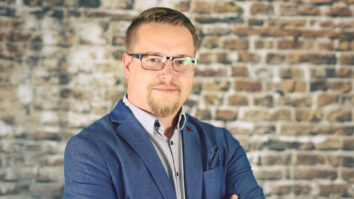 Slavljencu, ki ima Bistričnikove korenine z Obirskega, prisrčno čestitajo vsi domači, sorodniki, Kapelška lista EL, deželna EL, prijatelji in dobri znanci. Želijo obilo zdravja, ustvarjalne energije, sreče in zadovoljstva.  