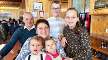Z njo se še posebej veselijo ob osebnem jubileju in ji po tej poti čestitajo mož Jozej (zadaj 1. z leve), otroci Dominik, Martina, Simona in Daniel ter vnuki (stoje […]