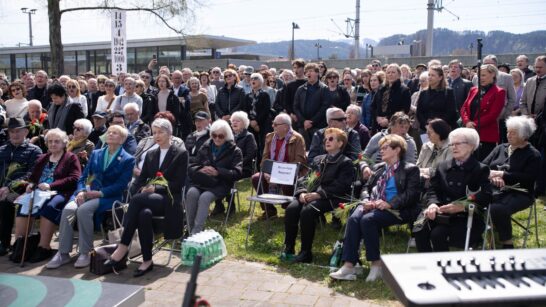 Zbrali so se z namenom simbolične upodobitve deportacije 227 koroških slovenskih družin, ki so bile 14. in 15. aprila 1942 izgnane iz svojih domov. Prireditev je potekala v počastitev in […]