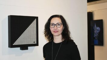 Ali imate pri umetniškem ustvarjanju težišče? Nataša Sienčnik: Moja dela so predvsem politična. Rada jih zasnujem interaktivno-dinamično, tako da gledalci sami postanejo aktivni in npr. s senzorjem sprožijo, da se […]