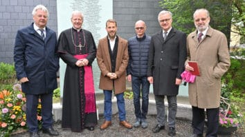 Pobudnika projekta sta zgodovinarja Bernhard Gitschtaler in Daniel Jam­ritsch, ki že vrsto let raziskujeta obdobje nacionalsocializma na tem območju. Gitschtaler, predsednik društva Erinnern Gailtal, je izdal že več knjig o [&hellip;]