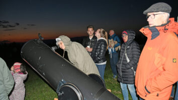 »Najsvetlejša zvezda je Sirius. Prva posveti na obzorju in zaradi lomljenja svetlobe v atmosferi se zdi, da utripa,« je povedal Pepej Krop. Krop je zbranim s pomočjo teleskopa, laserja in […]