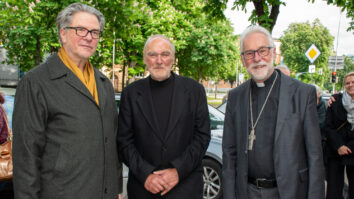 Teh 836 dvojezičnih krajev se nahaja na veljavnostnem območju dvojezičnega šolstva, pred 70 leti definiranega v Avstrijski državni pogodbi. Umetnikov projekt se imenuje »800+«, tri stele je po­stavila dežela Koroška, […]