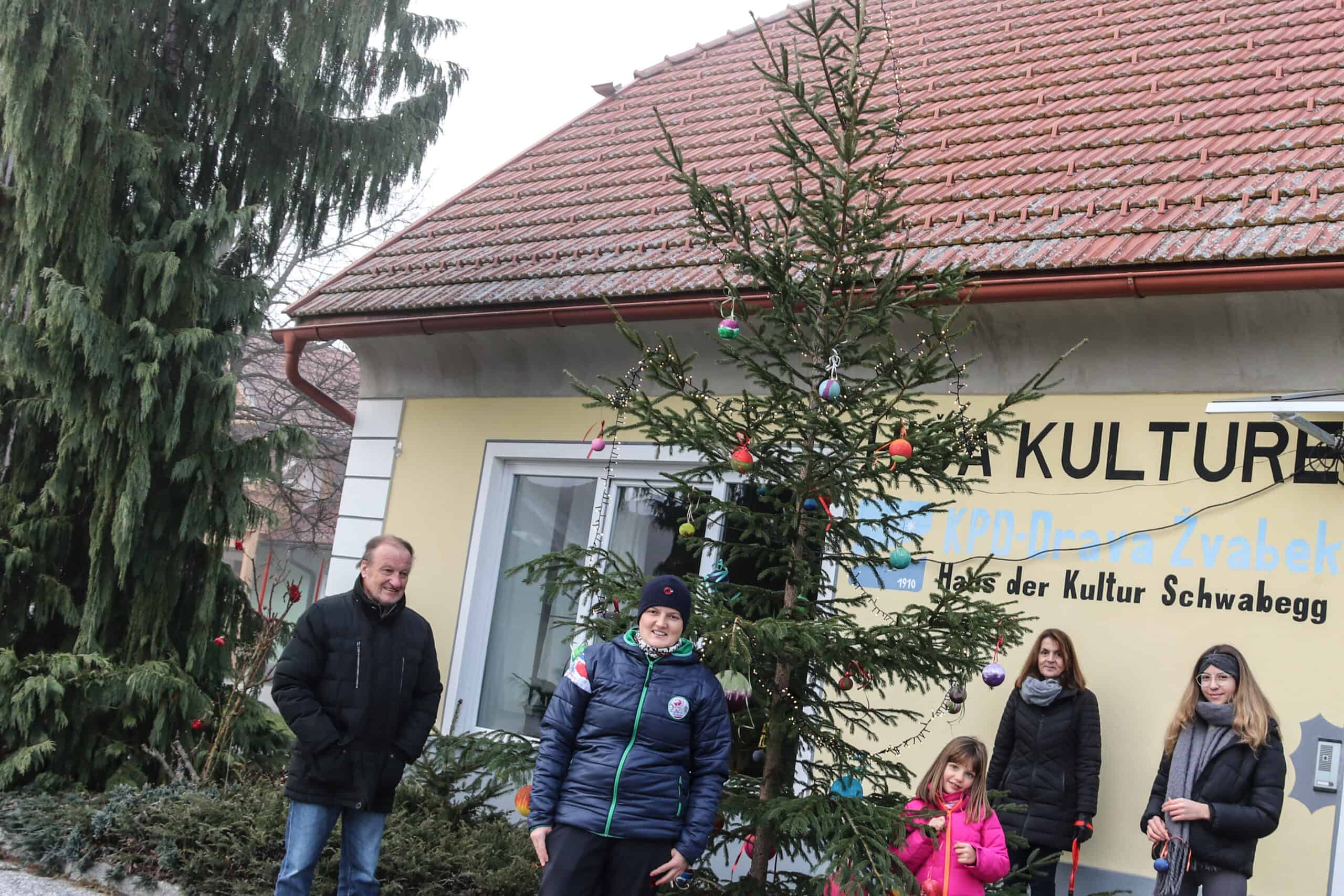 Podarila ga je gostilničarka Andreja Steharnig Žvabek Skoraj štiri metre visoko je božično drevo pred Hišo kulture KPD Drava. Podarila ga je soseda Andreja Steharnig, ki od leta 2004 vodi […]